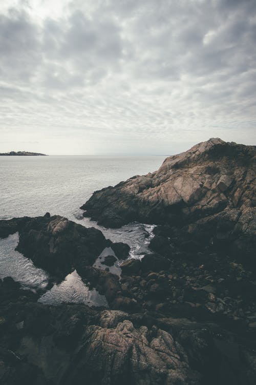 岩石旁的水域 · 免费素材图片