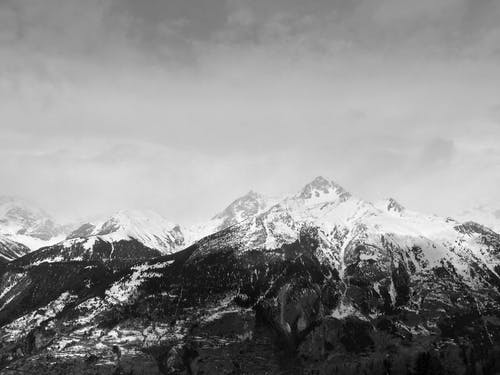 白雪皑皑的山脉，对天空的风景 · 免费素材图片