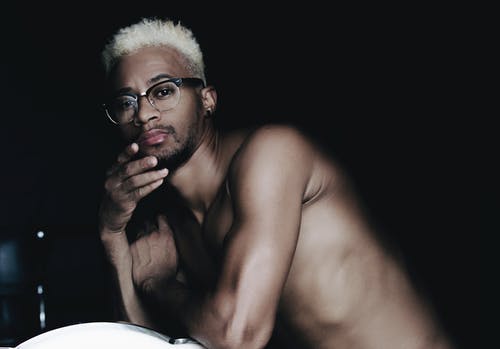 裸照戴眼镜的人 · 免费素材图片