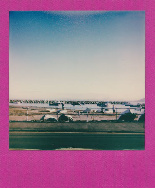 岸上小船附近的人 · 免费素材图片