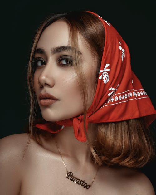 女人穿着红色头巾 · 免费素材图片