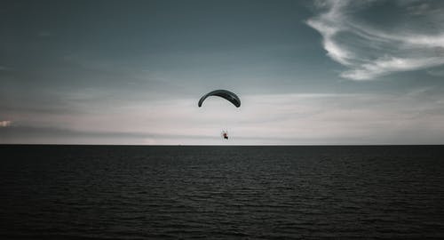 白天降落伞的照片 · 免费素材图片