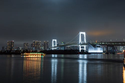 彩虹桥夜间照片 · 免费素材图片