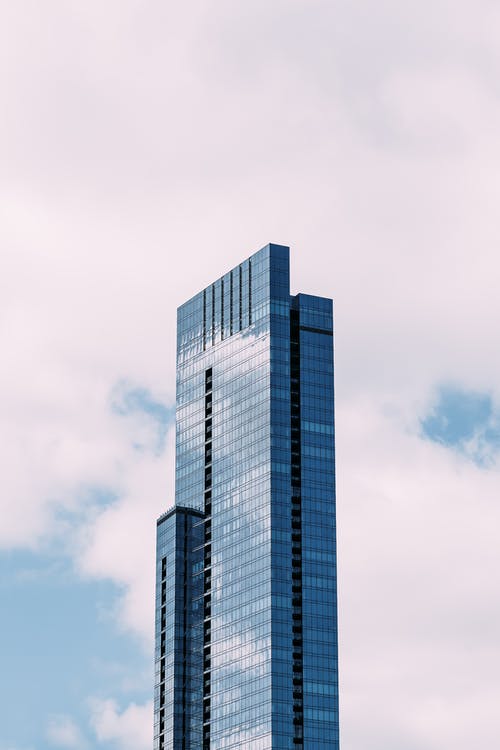 高层玻璃摩天大楼蓝天的衬托 · 免费素材图片
