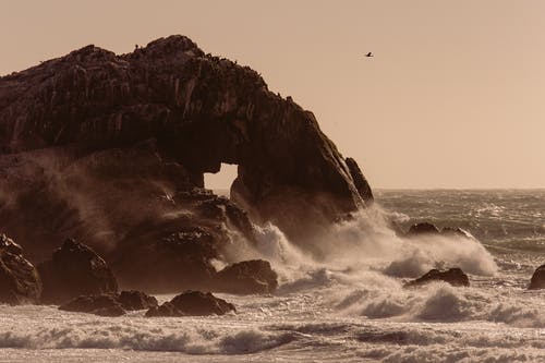 海水上的岩层 · 免费素材图片