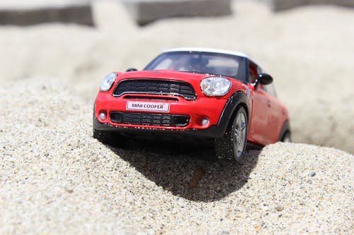 黑色和红色mini Cooper比例模型 · 免费素材图片