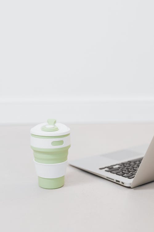 有关3C用品, 不倒翁, 地板的免费素材图片