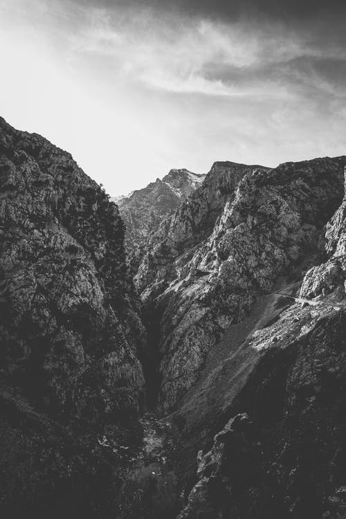 洛矶山脉的灰度照片 · 免费素材图片