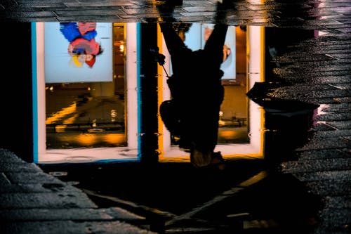 人站在人行道上的反射照片 · 免费素材图片