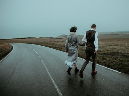 夫妻在路上行走的照片 · 免费素材图片