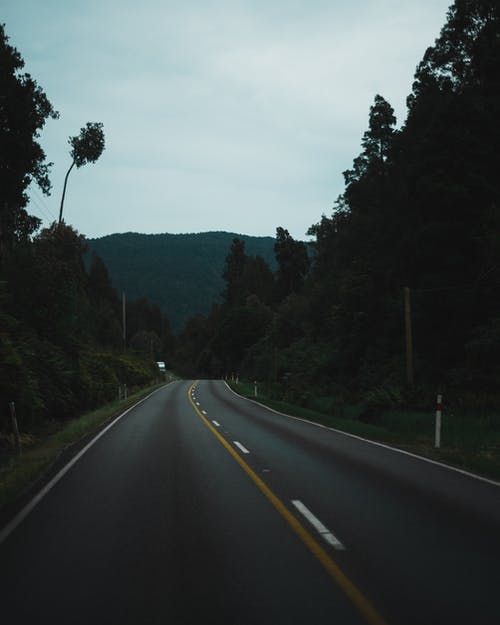 通往山的柏油路 · 免费素材图片