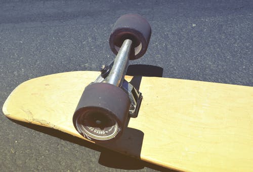 在混凝土路上的棕色滑板 · 免费素材图片