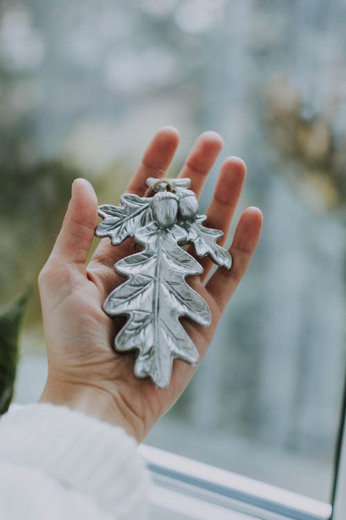银色圣诞树装饰品 · 免费素材图片