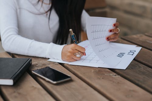 作物女人在日历中记笔记 · 免费素材图片