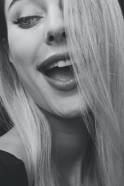 有关单色, 垂直拍摄, 女人的免费素材图片