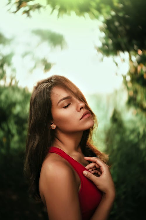 女人穿着红色无袖上衣 · 免费素材图片