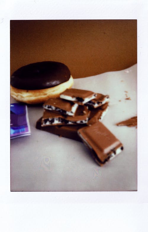在白纸上的巧克力棒 · 免费素材图片
