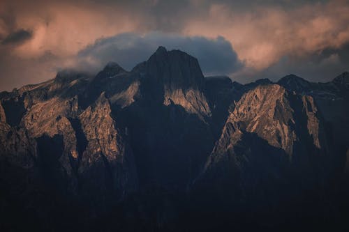 洛矶山脉对多云的天空 · 免费素材图片