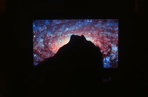 黑色纯平电视打开显示蓝色和橙色抽象 · 免费素材图片