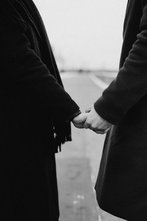 夫妇在黑色外套手牵着手的灰度照片 · 免费素材图片