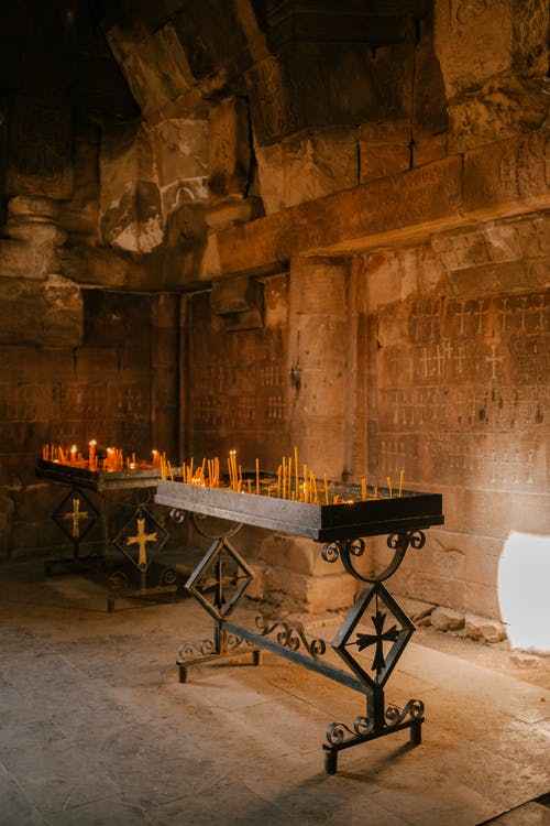 在古老的宫殿，拱形的天花板上燃烧的蜡烛 · 免费素材图片