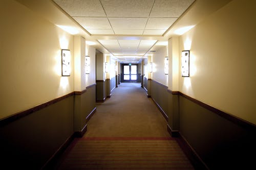 白灰色走廊 · 免费素材图片