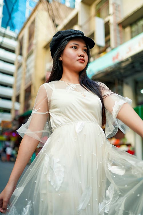 女人戴着黑帽子的白色连衣裙 · 免费素材图片
