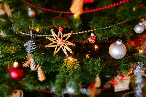 圣诞装饰挂在树上的特写镜头 · 免费素材图片