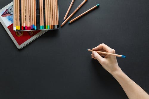 人控股彩色铅笔 · 免费素材图片