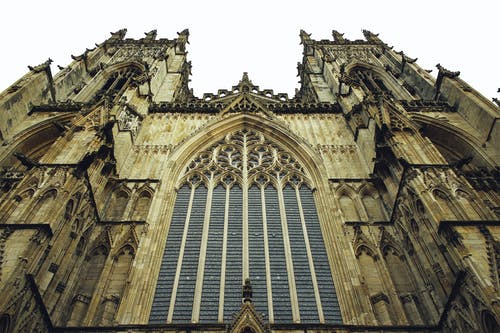 低角度摄影的棕色大教堂建筑 · 免费素材图片