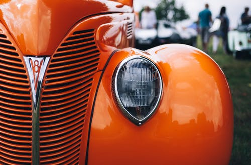 经典橙色车辆的选择性聚焦摄影 · 免费素材图片
