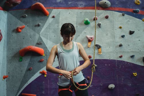 集中族裔女性登山者为攀岩训练做准备 · 免费素材图片