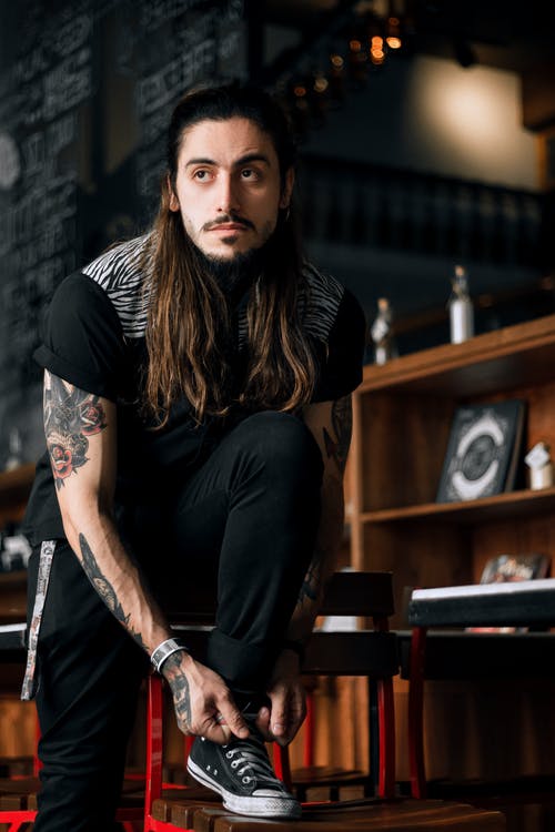 男子绑他的鞋子 · 免费素材图片