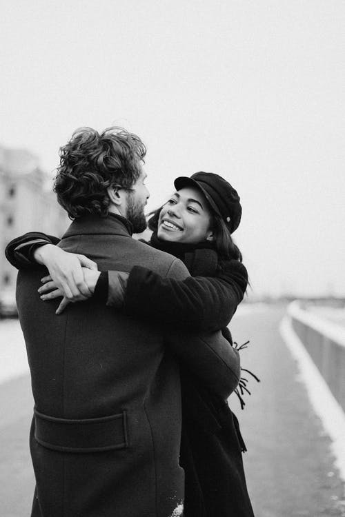 情侣互相拥抱的单色照片 · 免费素材图片