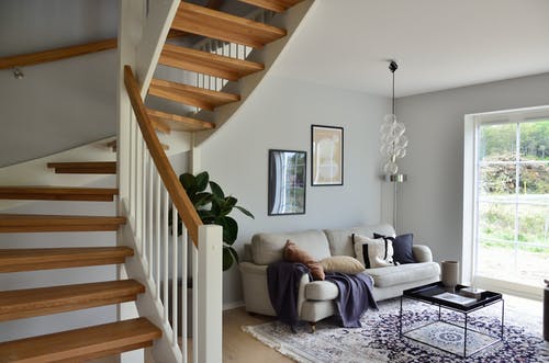 棕色木制楼梯旁边的白色沙发 · 免费素材图片