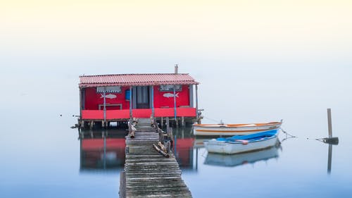 码头上的红色和白色木屋 · 免费素材图片