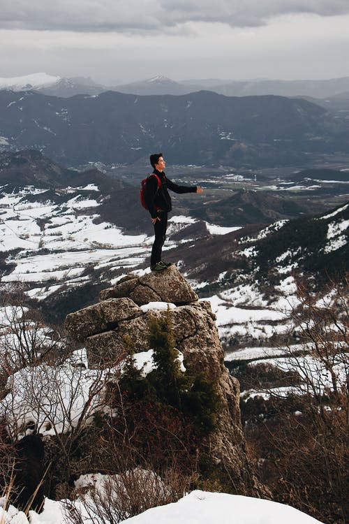 站在山顶上的男人 · 免费素材图片
