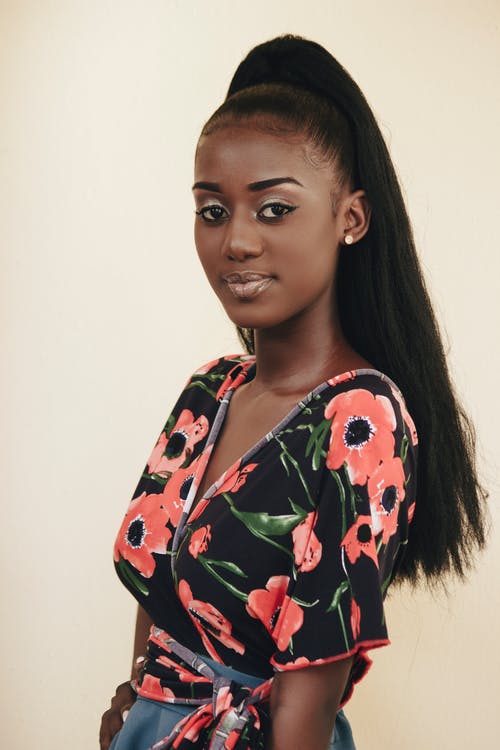 黑色白色和红色花卉上衣的女人 · 免费素材图片