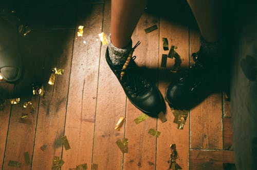 女人穿着黑色皮鞋 · 免费素材图片