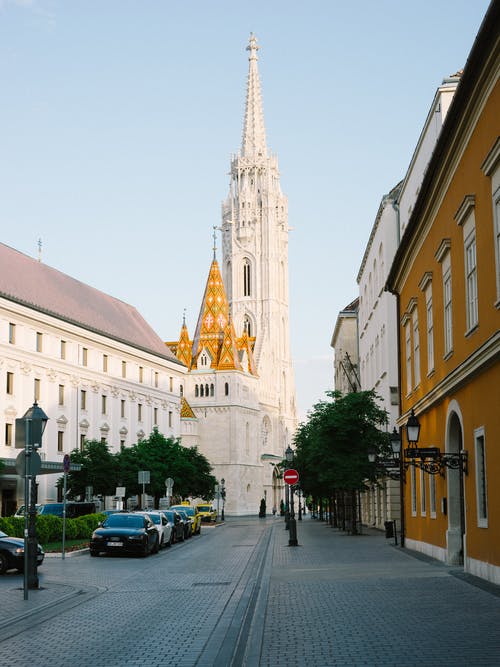 白色混凝土建筑 · 免费素材图片