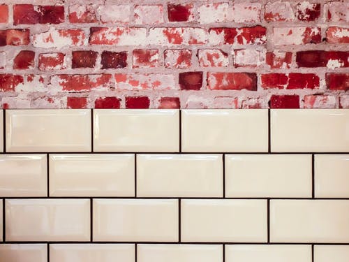 红色混凝土砖旁边的白色陶瓷墙地砖 · 免费素材图片