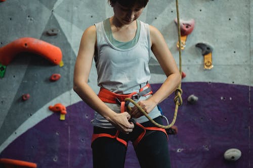 强大的登山者准备用绳子抱石训练 · 免费素材图片
