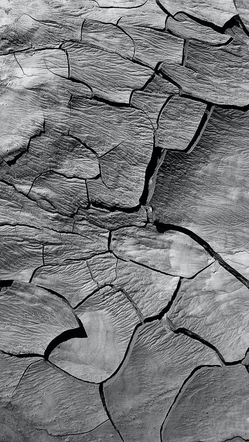 在干地上的裂缝 · 免费素材图片
