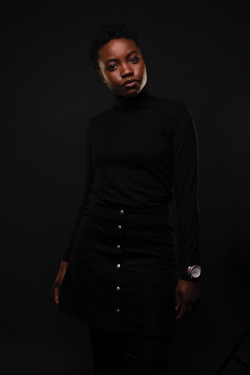 黑色长袖上衣和黑色裙子的女人 · 免费素材图片