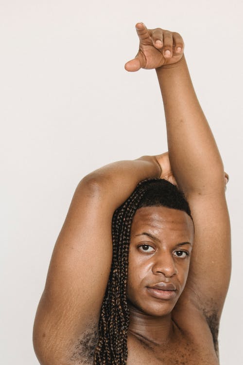 严重的女性黑人机智举起手臂 · 免费素材图片