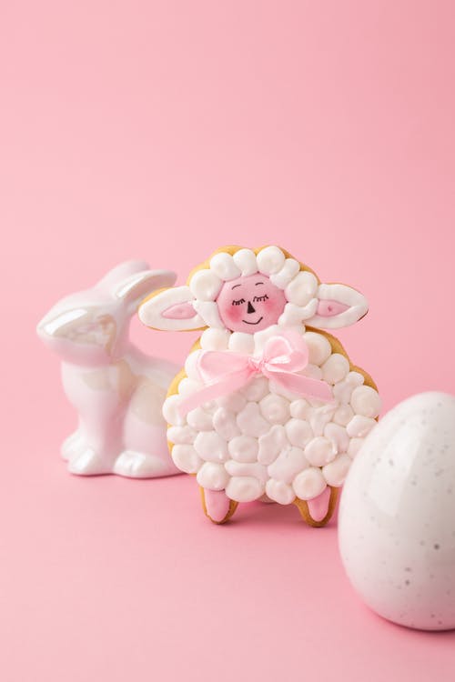 鸡蛋旁边的羊形饼干和陶瓷兔子雕像 · 免费素材图片