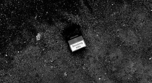 灰度香烟包装的照片 · 免费素材图片