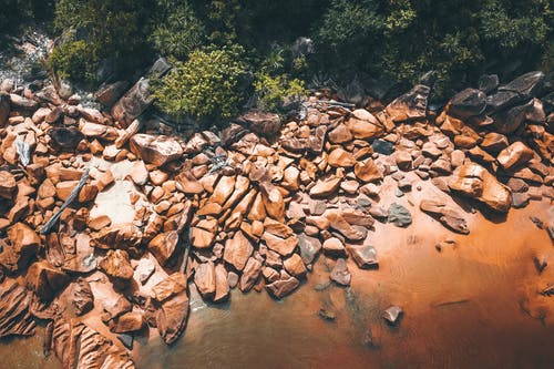 巨石和树木的航拍 · 免费素材图片