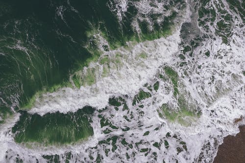海浪的顶视图照片 · 免费素材图片