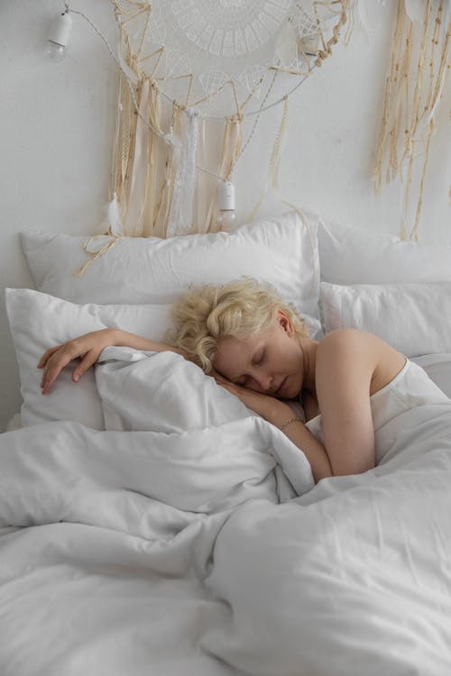 早上在床上休息的困女人 · 免费素材图片